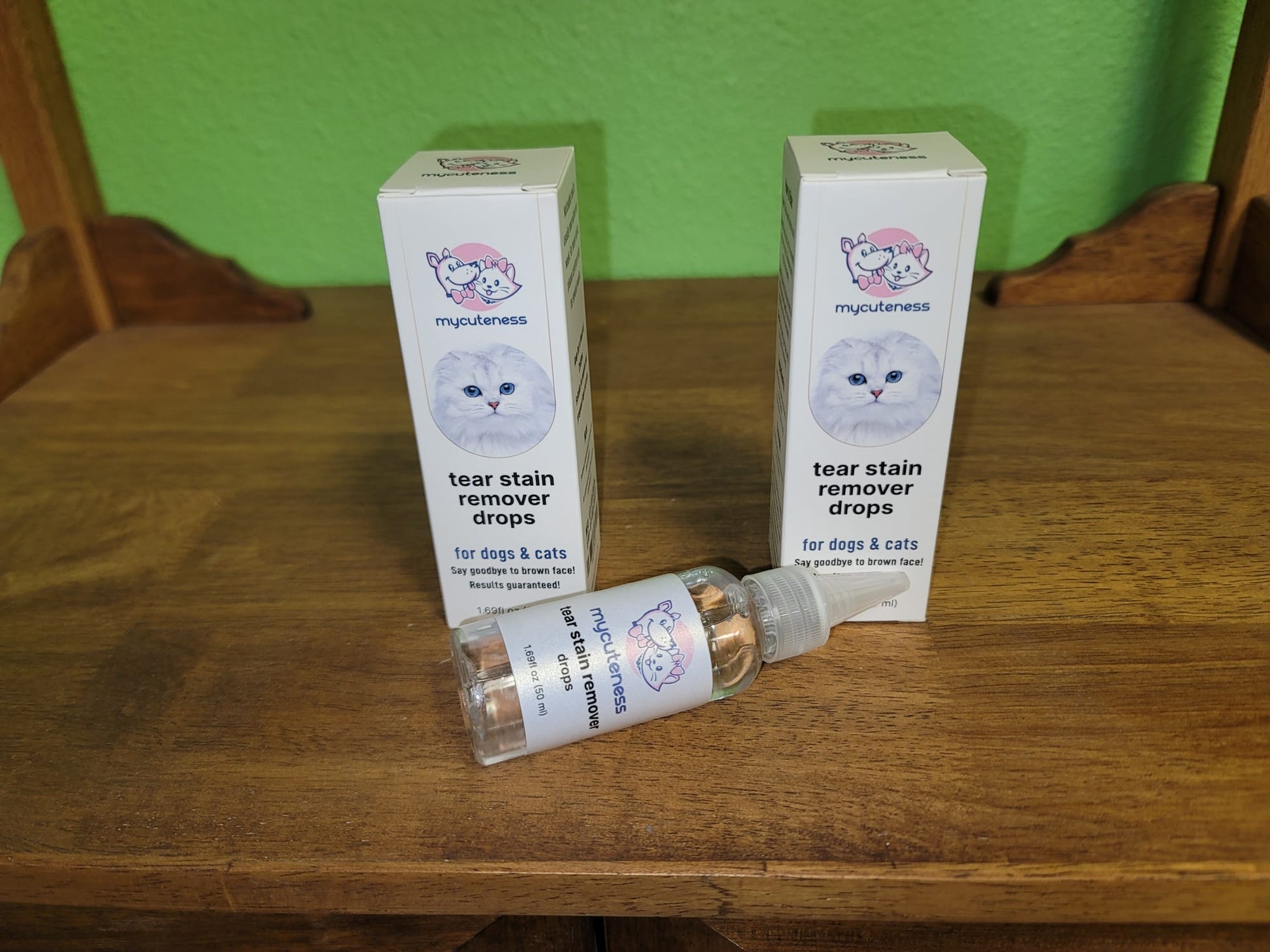 Before and after results of My Cuteness Pet Tear Stain on a kitten’s fur